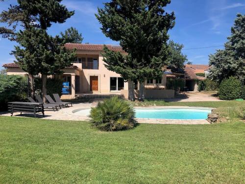 ein Haus mit einem Pool im Hof in der Unterkunft Maison climatisée piscine salle de sport 8/9 pers. in Monteux