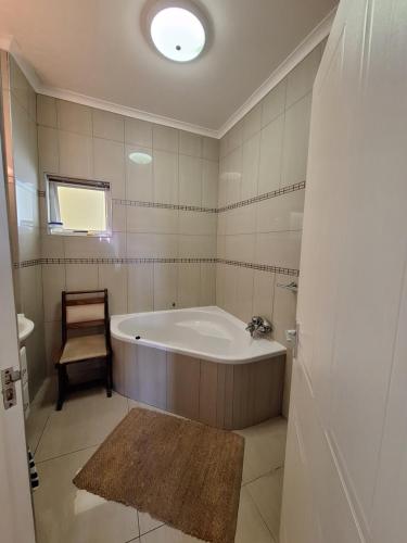 un baño con bañera y lavabo en Swakop central apartment, private garden, en Swakopmund