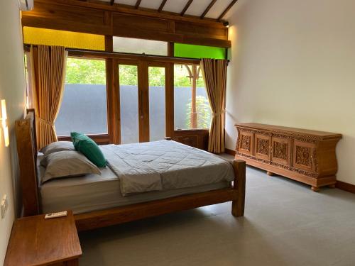 1 dormitorio con cama y ventana grande en Villa Sophie Lombok, en Mataram