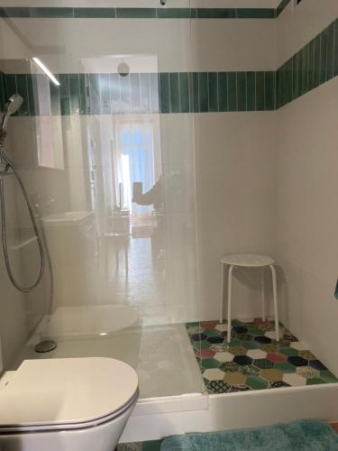 La salle de bains est pourvue de toilettes et d'un tabouret. dans l'établissement Appart Gabriel- Mourillon avec Parking, à Toulon