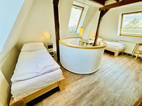 een slaapkamer met een bad en een bed erin bij Horizont in Warnemünde