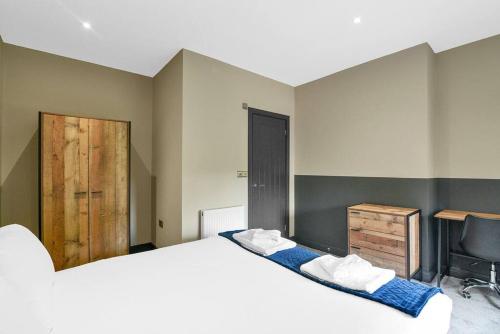 um quarto com uma cama, uma secretária e uma cadeira em Wiverton Apt #3 - Central Location - Free Parking, Fast WiFi and Smart TV by Yoko Property em Nottingham