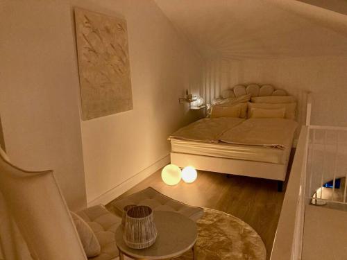 a small room with a bed and a table at AMALFI HOME - Stylish apartment with terrace in Schönefeld