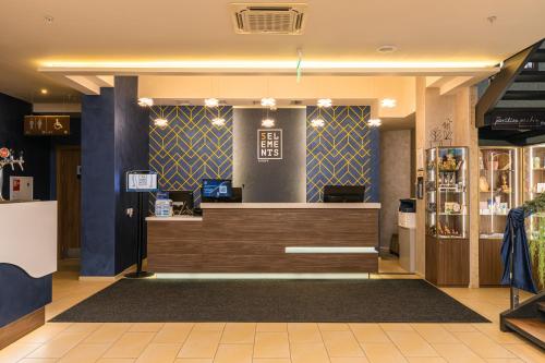 lobby sklepu z ladą w obiekcie Elements Kirov Hotel w mieście Kirow