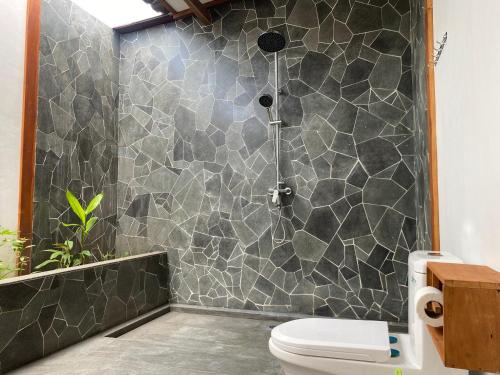 Kamar mandi di Villa Sophie Lombok