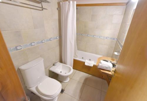 y baño con aseo, lavabo y bañera. en Apart Hotel Orilla Mansa en San Martín de los Andes