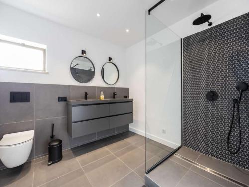 uma casa de banho com um chuveiro, um WC e um lavatório. em Secluded Carvoeiro Villa - 3 Bedrooms - Villa Urzais - Modern Interiors - Private Setting em Carvoeiro