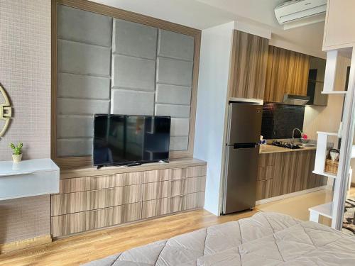 A television and/or entertainment centre at Skylounge Balikpapan by Wika Realty