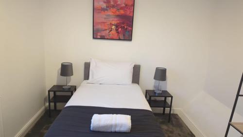 מיטה או מיטות בחדר ב-Alexander Apartments Hebburn
