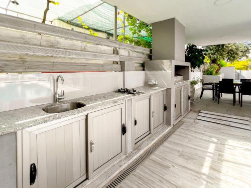 una cocina con armarios blancos y fregadero en Magnificent Villa with Private Pool in Girne, en Kyrenia
