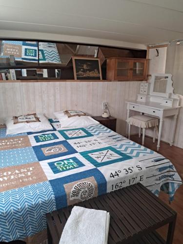 Tempat tidur dalam kamar di Yacht, 23 mètres, à quai.