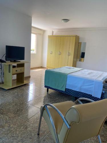 Televisyen dan/atau pusat hiburan di Syros Hotel