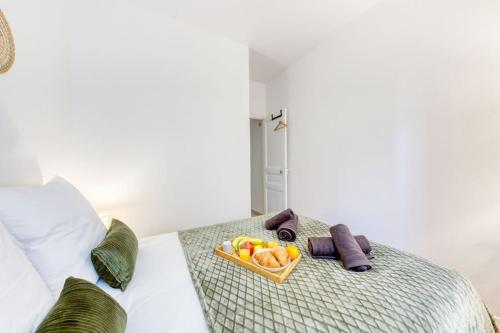 Cama o camas de una habitación en Le Cocon Parisien - 3 min métro