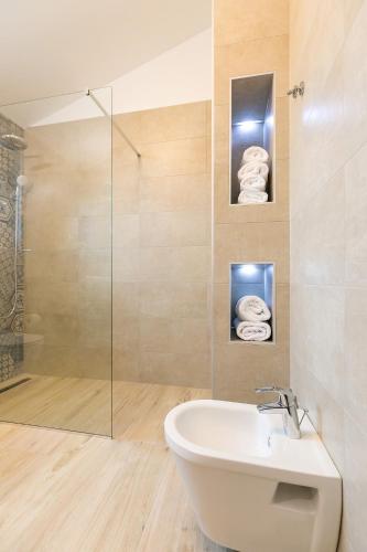 Bilik mandi di Beautiful villa Keli with pool in Vizinada
