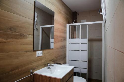 La salle de bains est pourvue d'un lavabo et d'un miroir. dans l'établissement BUNGALOW PUERTO SANTA POLA PISCINA CLIMATIZADA, à Santa Pola