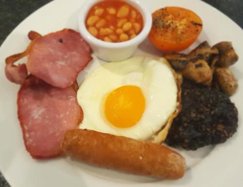 - une assiette de petit-déjeuner avec un œuf et une saucisse dans l'établissement The Havelock, à Nairn
