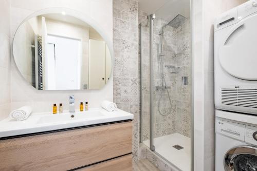 une salle de bain avec un lavabo et une douche dans l'établissement Veeve - Auteuil Adagio, à Paris
