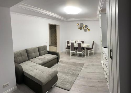 a living room with a couch and a table at Apartament Areni Suceava in Suceava