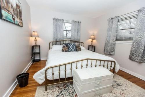 1 dormitorio con cama y ventana en Birmingham Brickstone With Backyard Privacy, en Birmingham