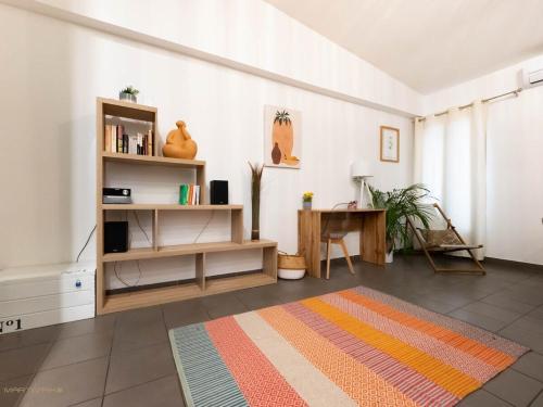 - un salon avec un tapis à l'étage dans l'établissement Le Gustave - Climatisation et cœur de ville, à Montpellier