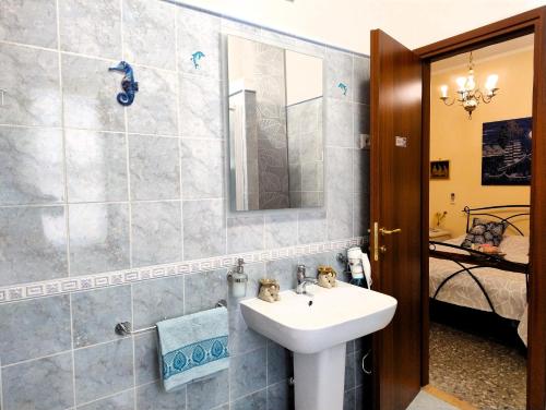 ein Bad mit einem Waschbecken und einer Dusche in der Unterkunft Attico Talenti in Rom