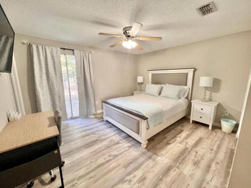 um quarto com uma cama e uma ventoinha de tecto em Quiet home in Metrowest em Orlando