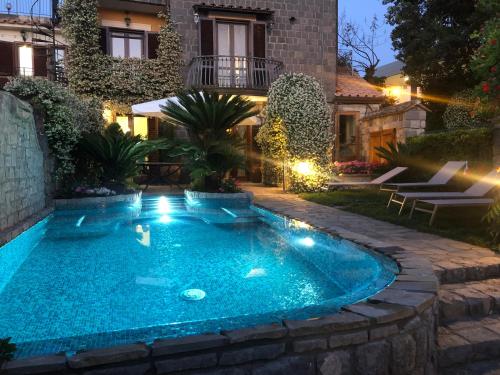 una piscina en el patio trasero de una casa en Maison Villa Angela, en SantʼAgata sui Due Golfi