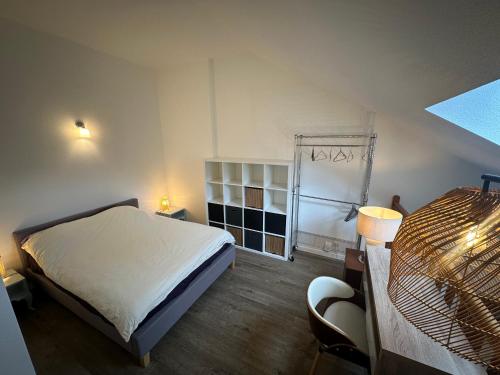 a small bedroom with a bed and a window at 2 pièces duplex Issy Les Moulineaux in Issy-les-Moulineaux