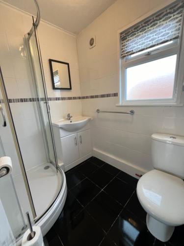 uma casa de banho com um WC e um lavatório em Chalet 145, Hemsby - Two bed chalet, sleeps 5, pet friendly, bed linen and towels included and close to beach! em Great Yarmouth