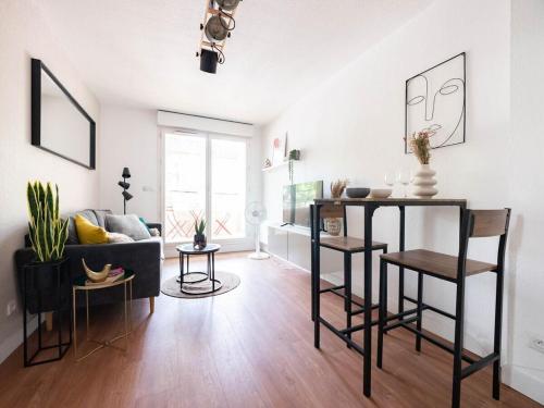 un salon avec un canapé et une table dans l'établissement Le Richter - terrasse à Port Marianne, à Montpellier