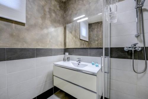 a bathroom with a sink and a shower at Maison Martina in Lonato del Garda