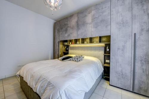 um quarto com uma cama grande e um lustre em Maison Martina em Lonato