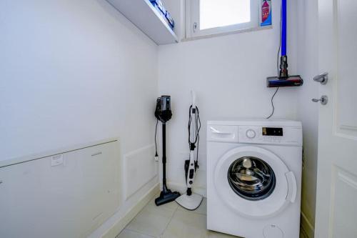a laundry room with a washing machine and a washer at Maison Martina in Lonato del Garda