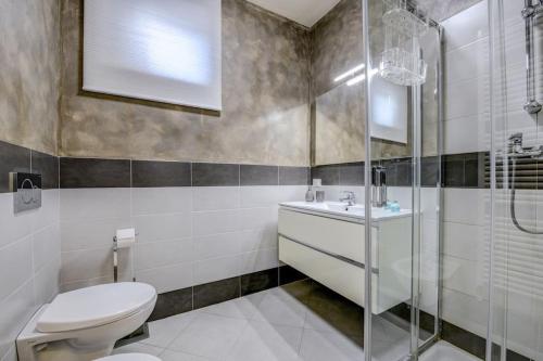 uma casa de banho com um WC, um lavatório e um chuveiro em Maison Martina em Lonato