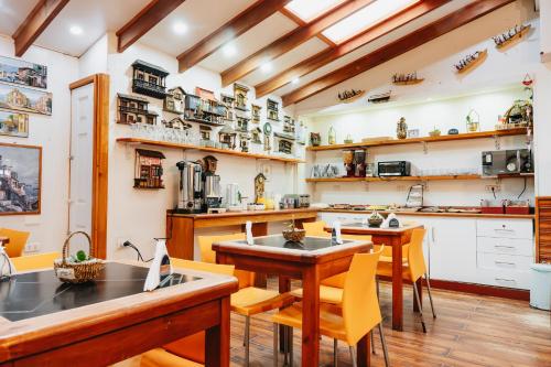 una cocina con encimeras de madera, mesa y sillas en Hostal Concepcion, en Concepción