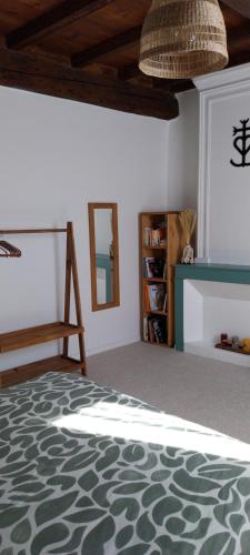 een slaapkamer met een bed met een tapijt op de vloer bij Le 41 bis in Aigues-Mortes