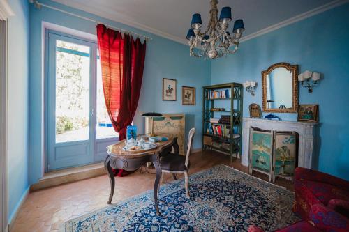 - un salon avec une table et une fenêtre dans l'établissement Villa la Campanella by Elite Villas, à Ravello