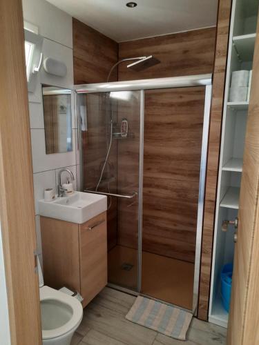 A bathroom at Large studio apartment 300m from the beach