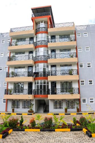 un edificio de apartamentos con balcones y plantas frente a él en Meru Heights Luxury Apartments, en Meru