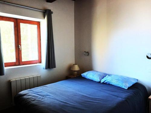 une chambre avec un lit bleu et une fenêtre dans l'établissement Résidence Deux Tetes - Très agréable 2 pièces coin montagne récemment rénové, dans un quartier calme à 50 mètres des pistes MAE-6364, à Arc 1600