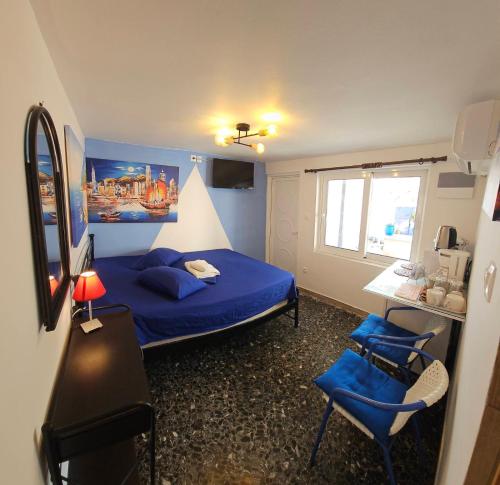 馬可波羅的住宿－4Seasons Suites Paradise Near Airport，一间卧室配有蓝色的床和椅子