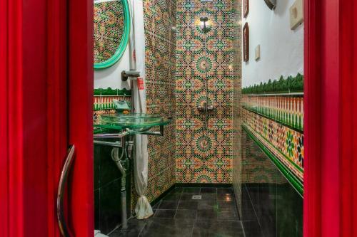een badkamer met een wastafel en een mozaïekmuur bij Ryad A&B Sarai in Chefchaouene