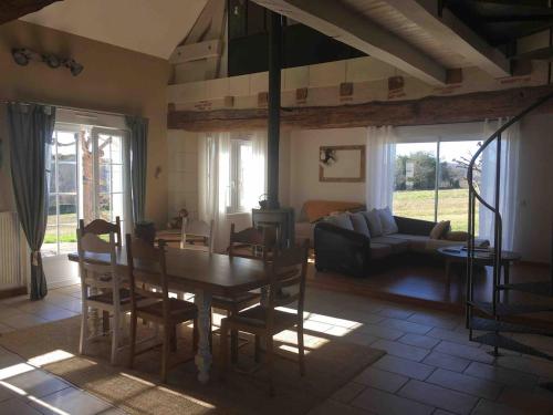 un salon avec une table et un canapé dans l'établissement Bain de lumière et d'espace, à Monthou-sur-Cher