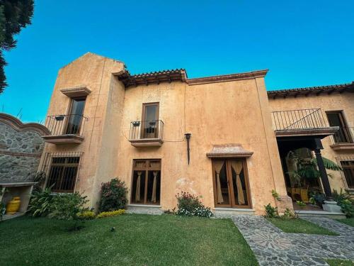 ein großes Backsteingebäude mit einem Hof davor in der Unterkunft Villa Italiana, a 5min de Antigua in San Lorenzo El Cubo