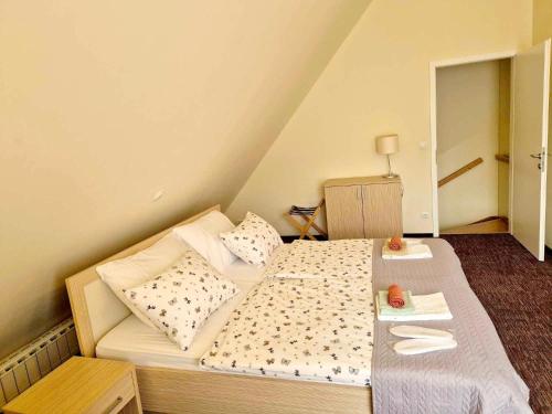 Dormitorio pequeño con cama y mesa en Apartma Bazilika, en Topolšica