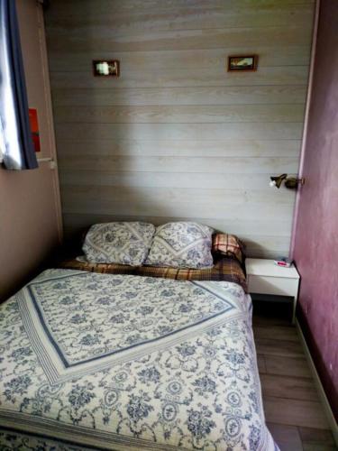 - une petite chambre avec un lit et un mur dans l'établissement Pot de Résine - Appartement à 500m de la plage, à Arcachon