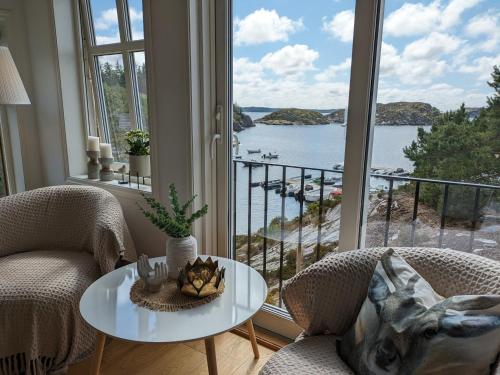 a room with a table and chairs and a large window at Svært nydelig fritidshytte in Forland