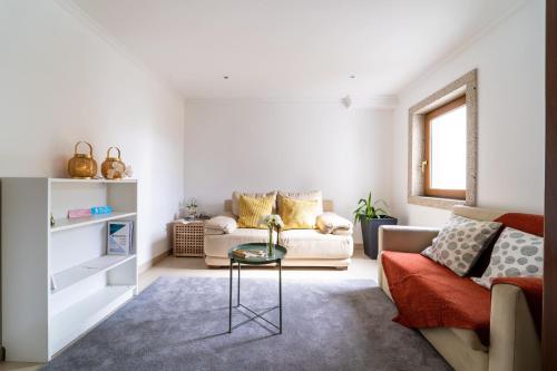 a living room with a couch and a table at Taxa Duplex - T4 familiar no centro da cidade - Braga in Braga