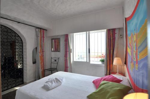 um quarto com uma cama branca e uma janela em Rnet - RHC - 1712 em Roses