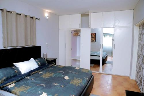 - une chambre avec un grand lit et une chambre d'une superficie de 2 m2 dans l'établissement AJ HOMES, à Benin City